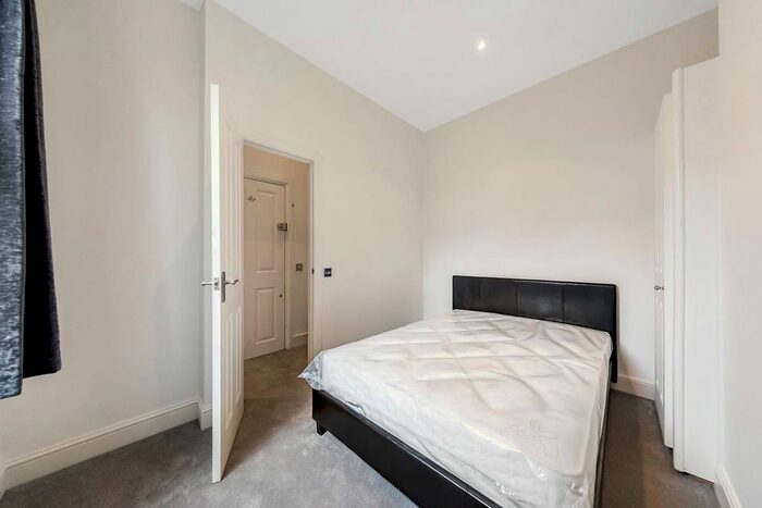 2 Bedroom Flat To Rent In Englewood Road, Clapham South, London, SW12