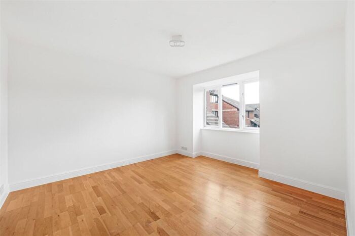 1 Bedroom Apartment For Sale In Rossignol Gardens, Carshalton, SM5