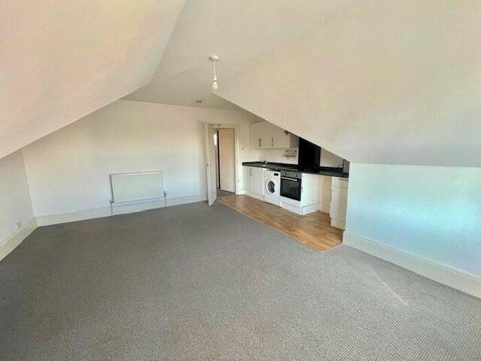 1 Bedroom Flat To Rent In Poole Road, Westbourne, BH4
