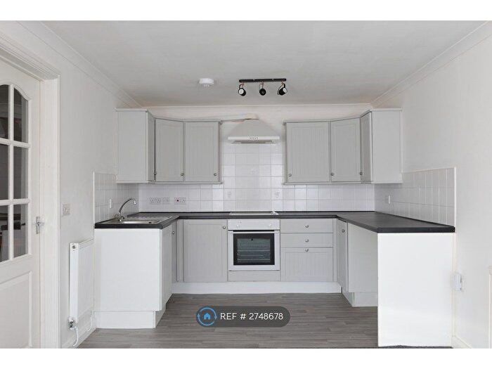 2 Bedroom Flat To Rent In Miskin Road, Tonypandy, CF40