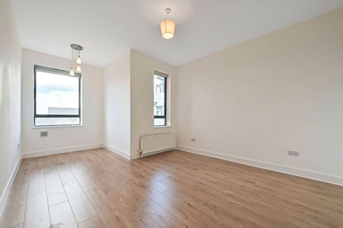 3 Bedroom Flat To Rent In Ballards Lane, North Finchley, London, N12