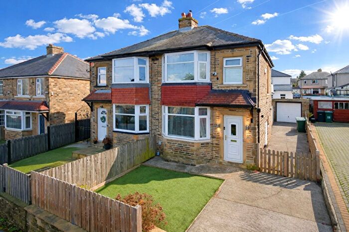 3 Bedroom Semi Detached House For Sale In Low Ash Grove, Shipley, West Yorkshire, BD18