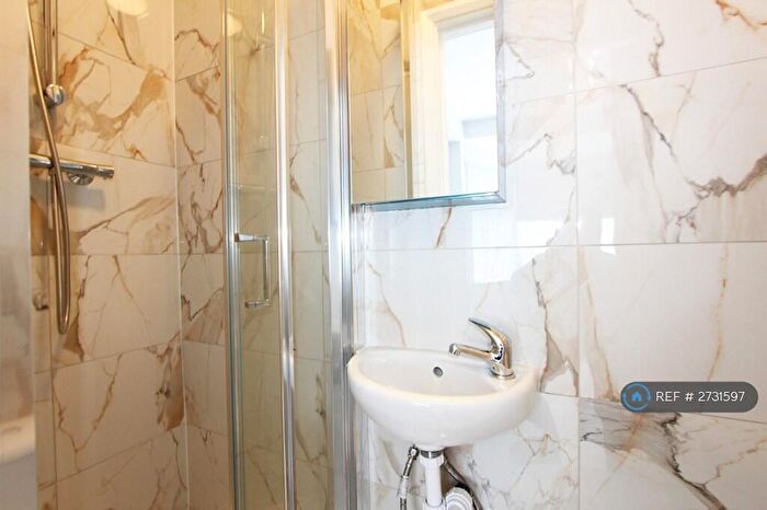 Studio To Rent In Woodville Gardens, London, NW11