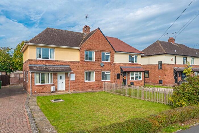 3 Bedroom Semi-Detached House For Sale In Ten Acres, Alcester, B49