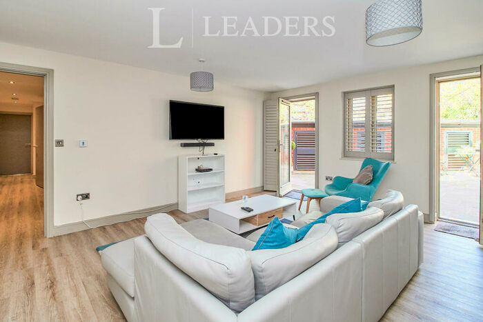3 Bedroom Flat To Rent In Park Edge, The Park, NG7