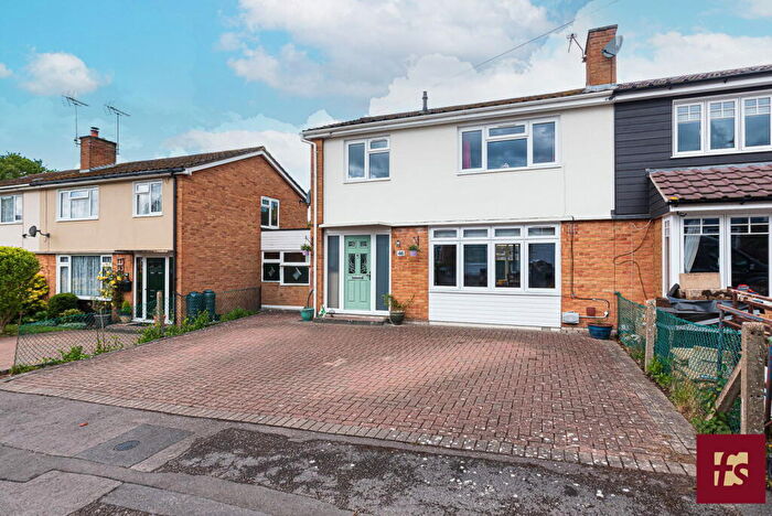 3 Bedroom Semi-Detached House For Sale In South Meadow, Crowthorne, Berkshire, RG45