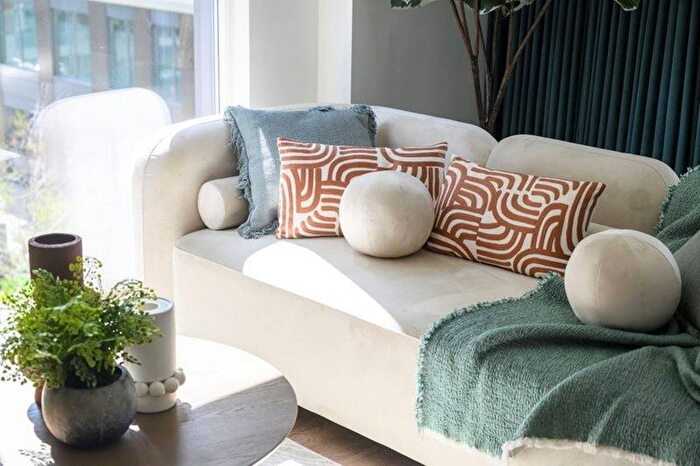 1 Bedroom Flat For Sale In Eden Grove, Staines, Surrey, TW18