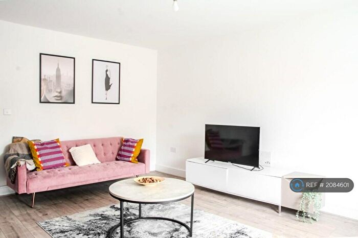 4 Bedroom Semi-Detached House To Rent In Thistle Way, West Bromwich, B71