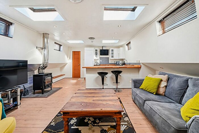 2 Bedroom Houseboat To Rent In Plantation Wharf Pier, SW11