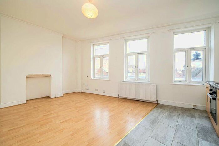 3 Bedroom Flat To Rent In York Street, Twickenham, TW1
