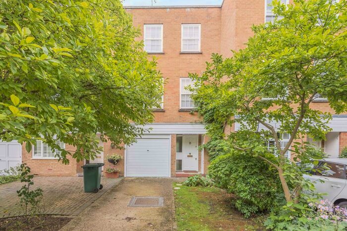 4 Bedroom Town House To Rent In Charnwood Place, Totteridge, N20