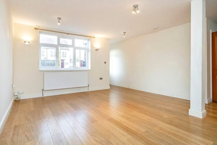 2 Bedroom Flat To Rent In Upper Farm Road, West Molesey, KT8