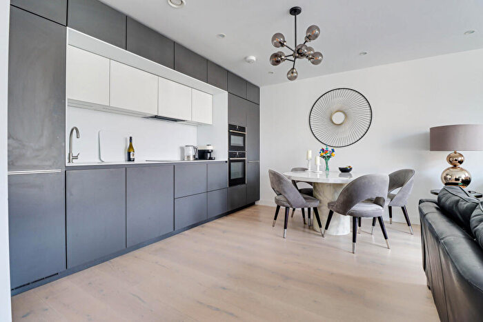 2 Bedroom Flat For Sale In Gabriel Square, St. Albans, Hertfordshire, AL1