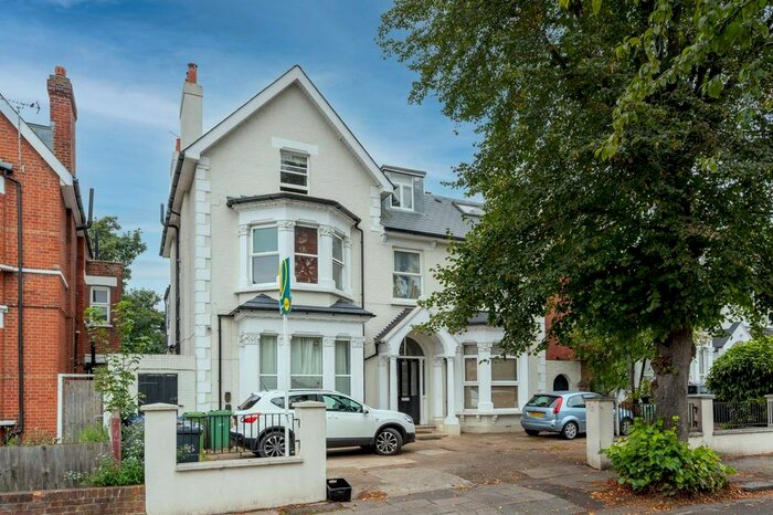 3 Bedroom Flat To Rent In Cumberland Park, Poet's Corner, London, W3