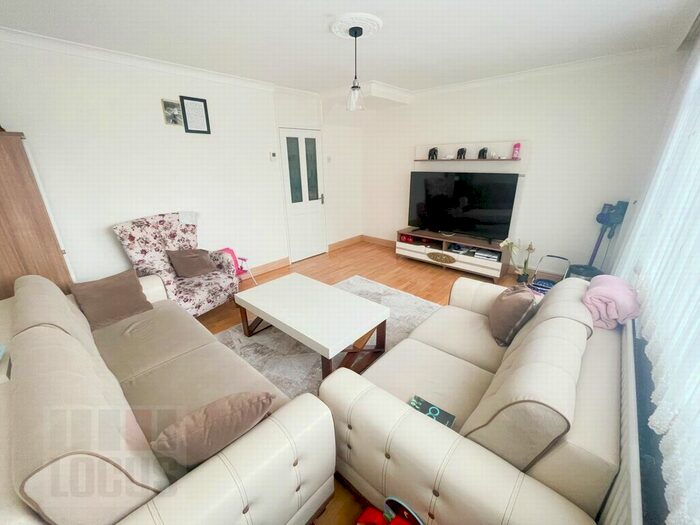 3 Bedroom Flat To Rent In Fellows Court, Weymouth Terrace, Bethnal Green, E2