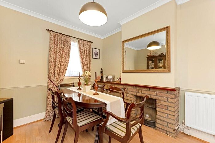 3 Bedroom End Of Terrace House For Sale In Mayall Road, Herne Hill, SE24