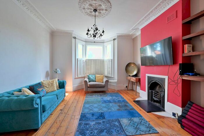 1 Bedroom Flat To Rent In Merton Road, Southfields, London, SW18