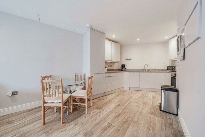 2 Bedroom Apartment To Rent In Robins Gate, RG12