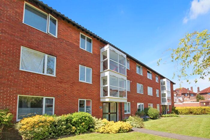 2 Bedroom Flat To Rent In Park Court, Old London Road, Brighton, BN1