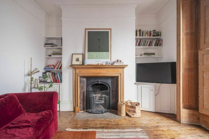 2 Bedroom Flat To Rent In Clapton Square, Hackney, London, E5