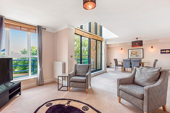 3 Bedroom Flat To Rent In Complins Close, Oxford, OX2