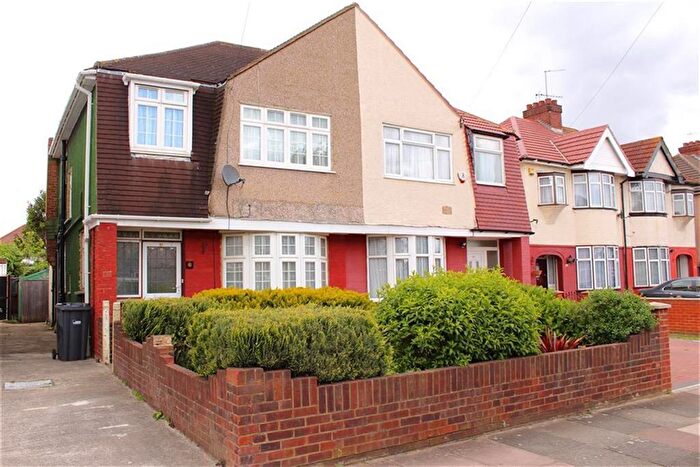 4 Bedroom Semi Detached House To Rent In Kenton Avenue, Southall, UB1