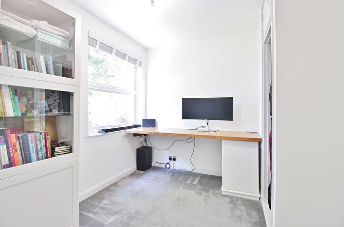 3 Bedroom Flat For Sale In Hepple Close, Isleworth, TW7