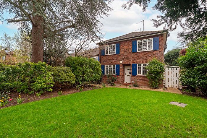 2 Bedroom Maisonette For Sale In Westleigh Avenue, London, SW15