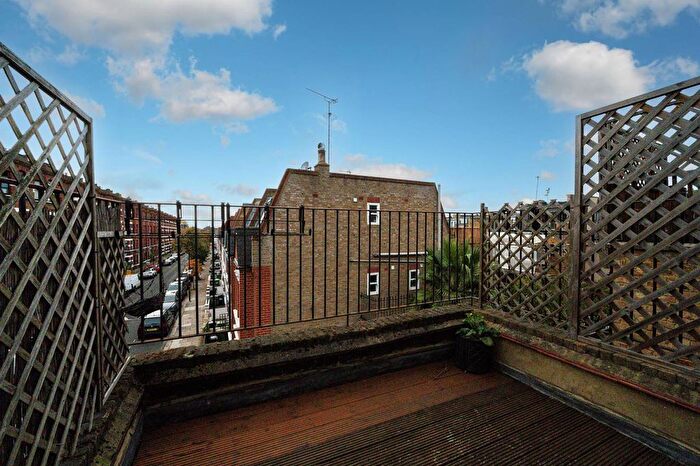 3 Bedroom Flat To Rent In Munster Road, Munster Village, London, SW6