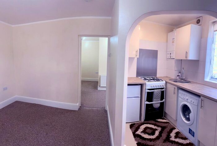 1 Bedroom Flat To Rent In Leavesden Road, Watford, WD24