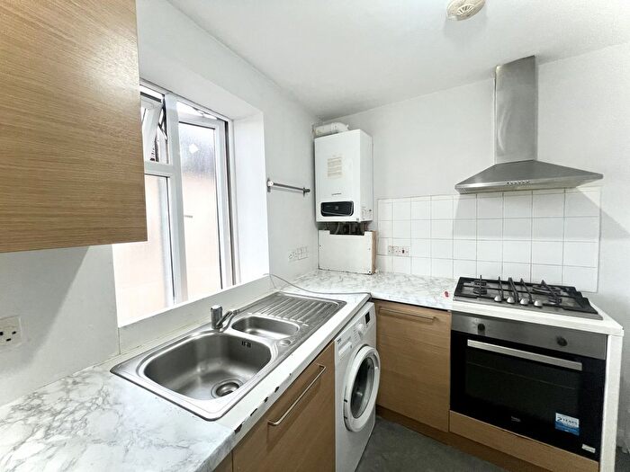 2 Bedroom Flat To Rent In Boleyn Avenue, Enfield, EN1