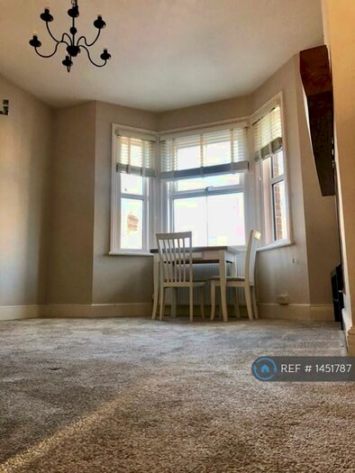 1 Bedroom Flat To Rent In Cantelupe Road, East Grinstead, RH19