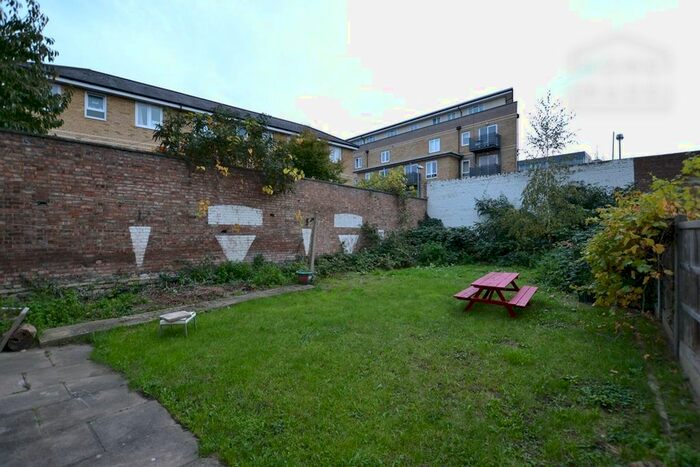 4 Bedroom Semi-Detached House To Rent In Carlile Close, Mile End, E3