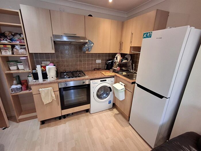4 Bedroom Flat To Rent In Ruthin Gardens, Cathays, Cardiff, CF24
