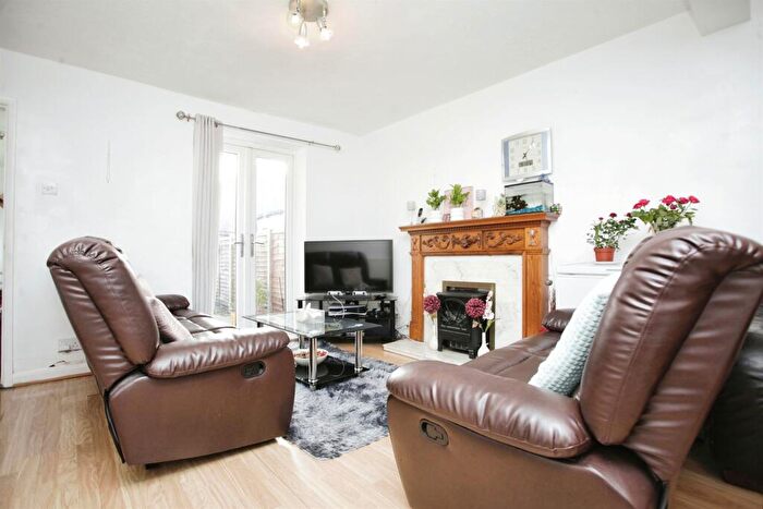 3 Bedroom End Of Terrace House For Sale In Clarence Road, Rugby, CV21