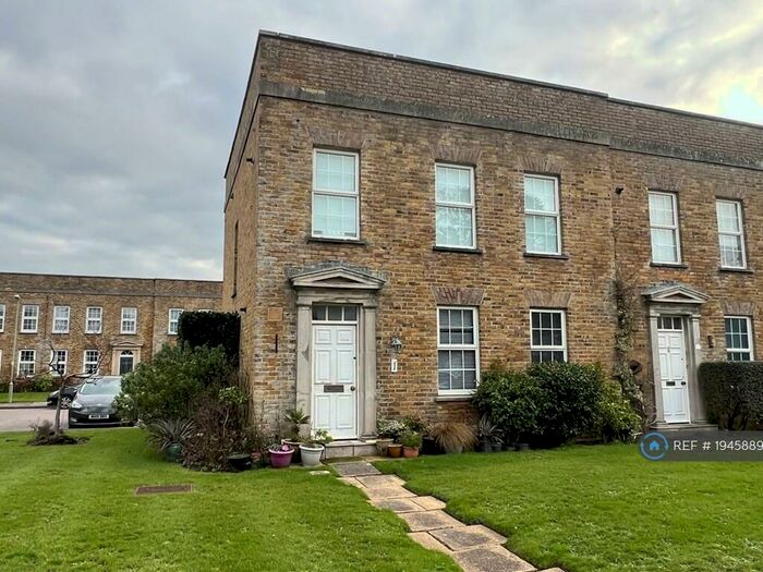 2 Bedroom Flat To Rent In De La Warr Road, Milford On Sea, Lymington, SO41