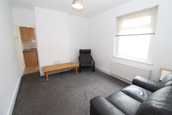 3 Bedroom Flat To Rent In Crwys Road, Cathays, Cardiff, CF24