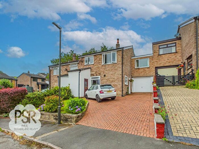 4 Bedroom Link Detached House For Sale In Howden Road, New Mills, SK22