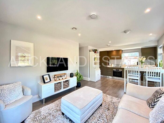 2 Bedroom Apartment For Sale In Swan Lodge, Brookmans Park, AL9