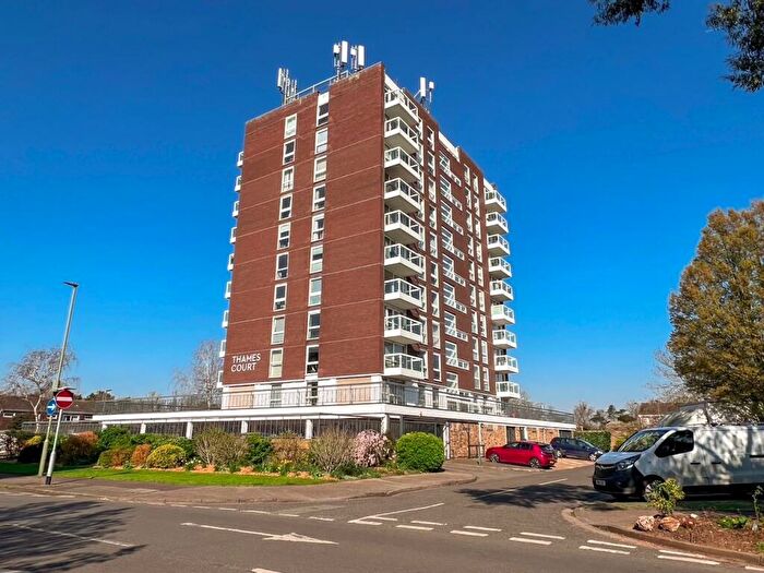 2 Bedroom Apartment For Sale In Victoria Avenue, West Molesey, KT8