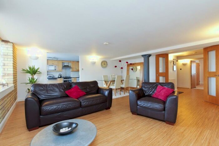 2 Bedroom Flat To Rent In Merchant Court, Wapping Wall, London, E1W