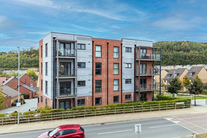 1 Bedroom Apartment For Sale In Eyres Drive, Castle Hill, Ebbsfleet Valley, Swanscombe, Kent, DA10
