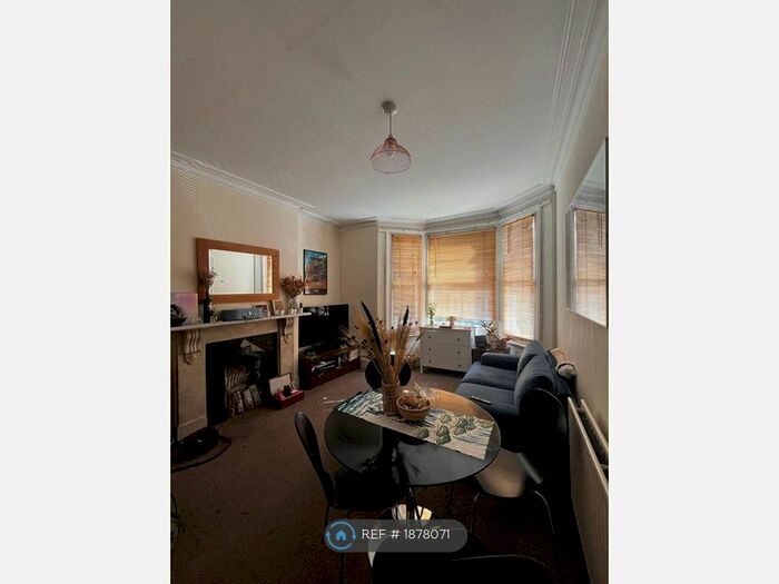 1 Bedroom Flat To Rent In St Stephens Avenue, Shepherds Bush, London, W12