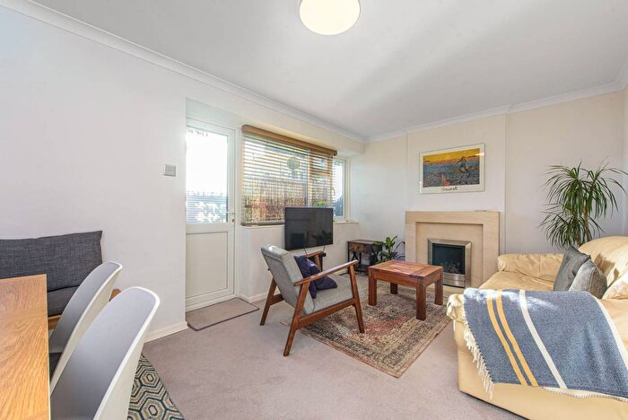 2 Bedroom Flat To Rent In Seafield Road, Arnos Grove, London, N11