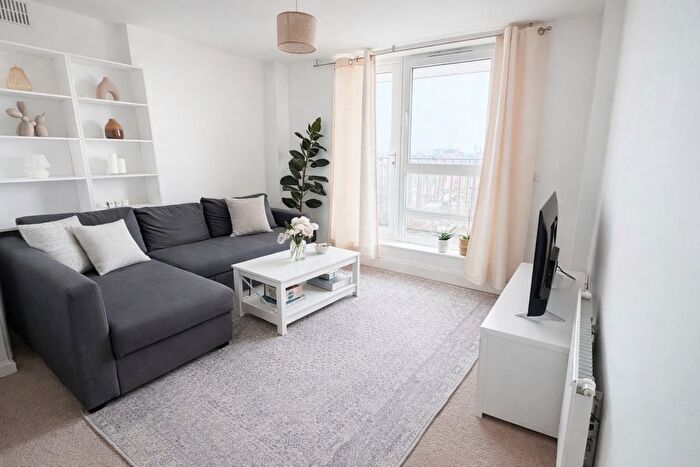 2 Bedroom Flat To Rent In Solar House, Wood Green Station, N22