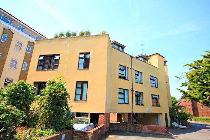 2 Bedroom Flat To Rent In St. Giles Close, Reading, Berkshire, RG1