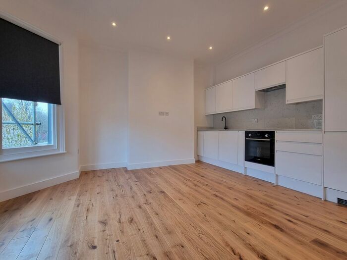 3 Bedroom Flat To Rent In Avignon Road, London, SE4