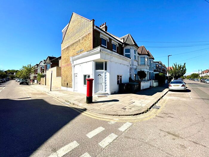 Apartment To Rent In Downhills Park Road, London, N17