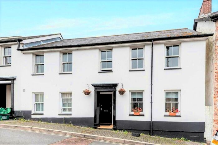 2 Bedroom Flat To Rent In Market Square, Axminster, EX13