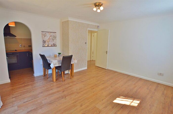 2 Bedroom Flat To Rent In Worcester Gardens, Slough, Berkshire, SL1